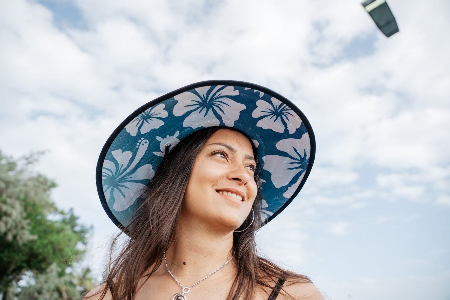 Chapeau de paille hibiscus bleu & blanc
